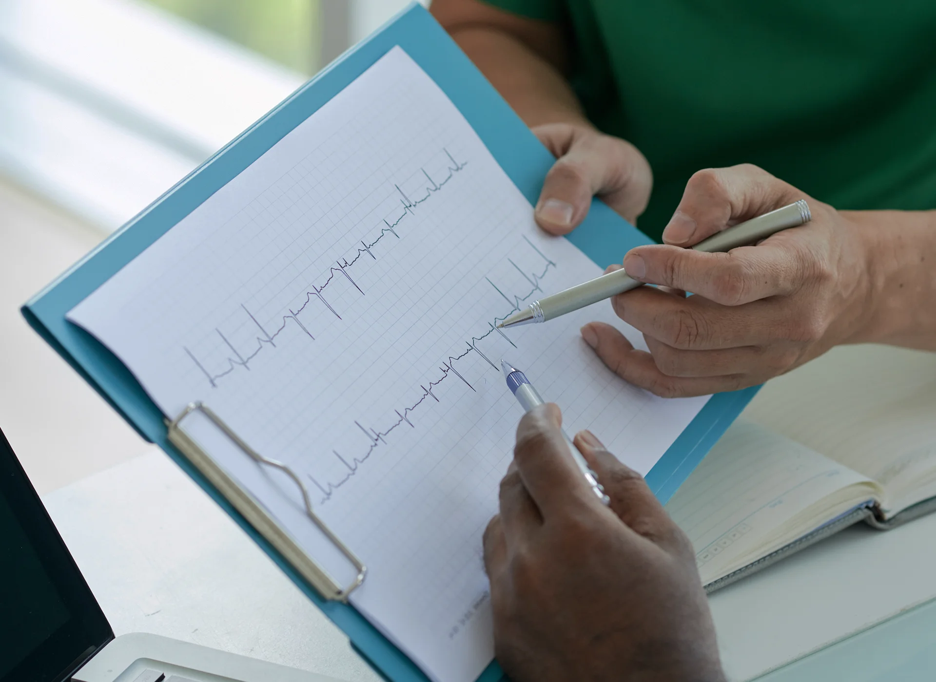 Primer plano del resultado impreso de un electrocardiograma siendo analizado.