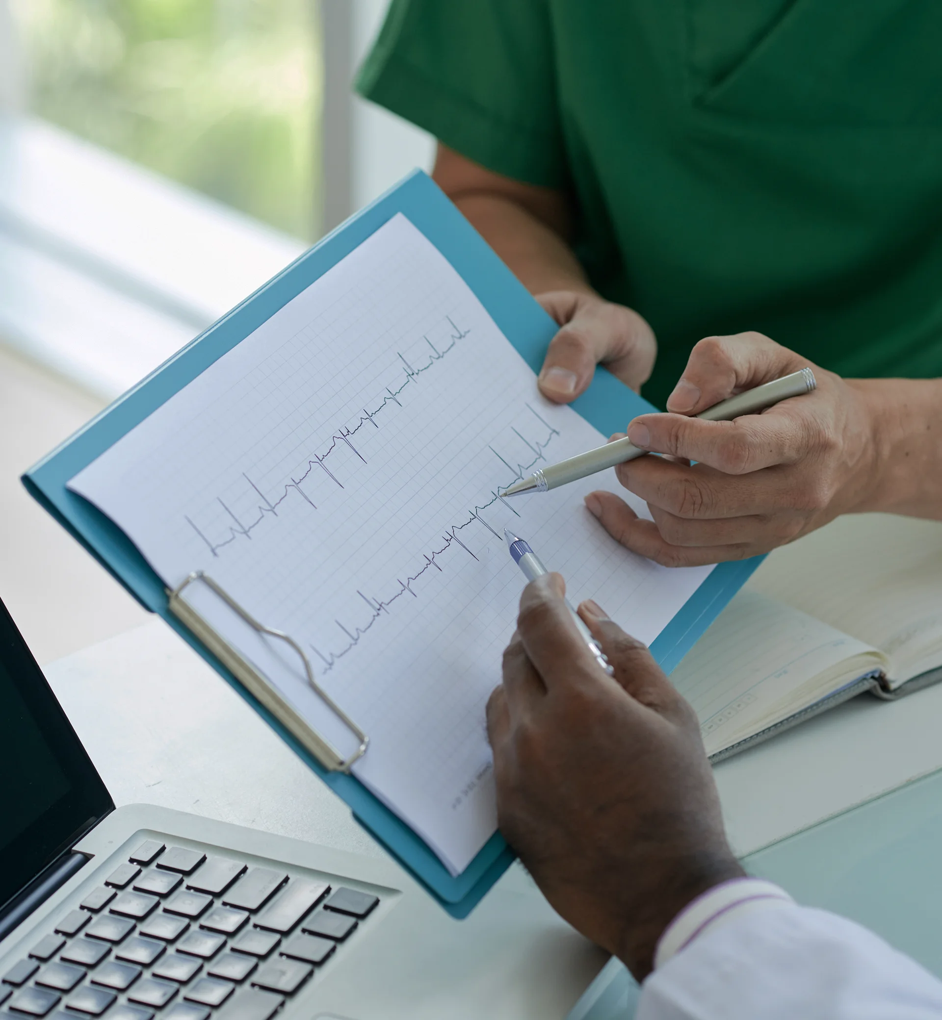 Primer plano del resultado impreso de un electrocardiograma siendo analizado.